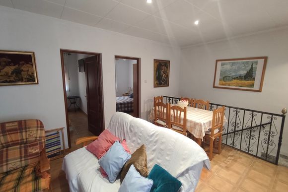 Casa de poble reformada amb façana de pedra — foto 4