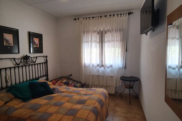 Casa de poble reformada amb façana de pedra — foto 5