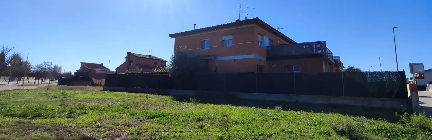 Casa adossada amb jardí i xemeneia — foto 1
