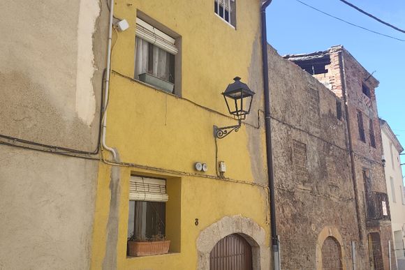 Casa de poble amb balcons, al peu del Montsant — foto 3