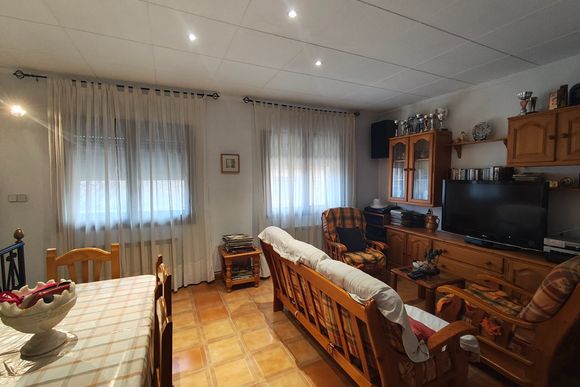 Casa de poble reformada amb façana de pedra — foto 3