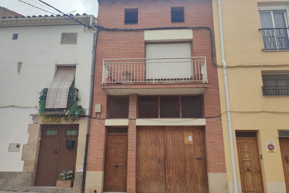 Casa amb dos habitatges, garatge i jardí — Les Borges Blanques