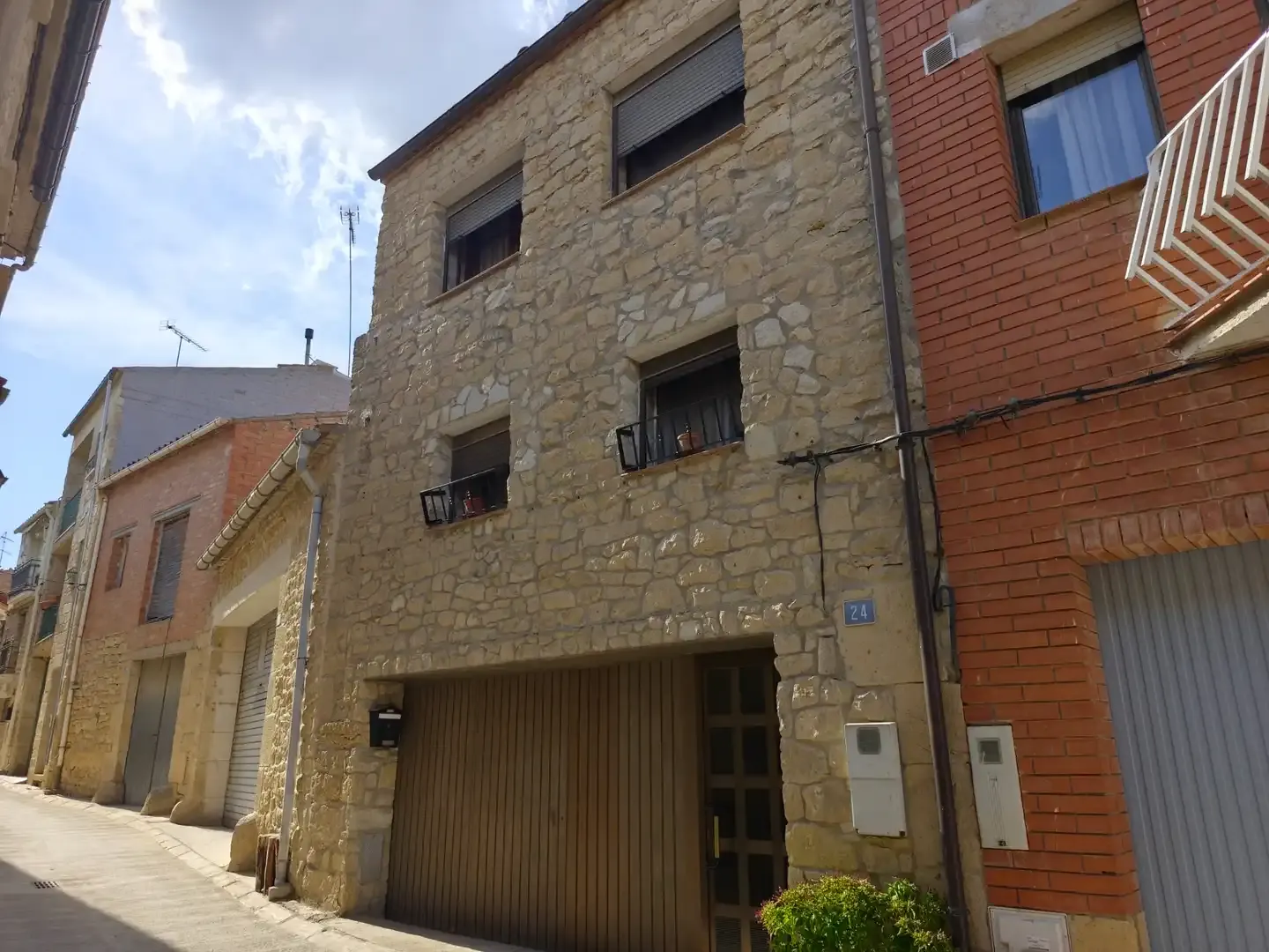 Casa de poble reformada amb façana de pedra — foto 1