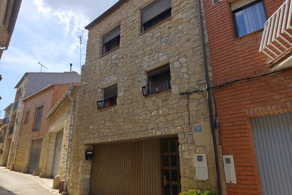 Casa de poble reformada amb façana de pedra — L'Espluga Calba