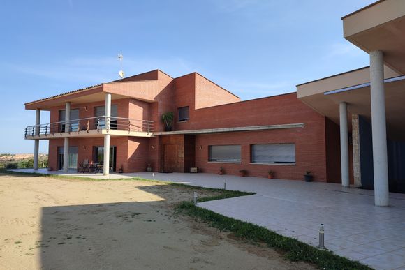 Xalet exclusiu a quatre vents amb piscina climatitzada — Les Borges Blanques