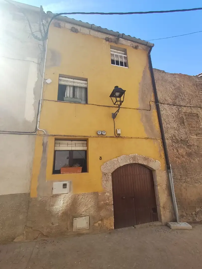 Casa de poble amb balcons, al peu del Montsant — foto 1
