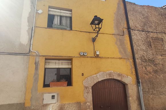 Casa de poble amb balcons, al peu del Montsant — Ulldemolins